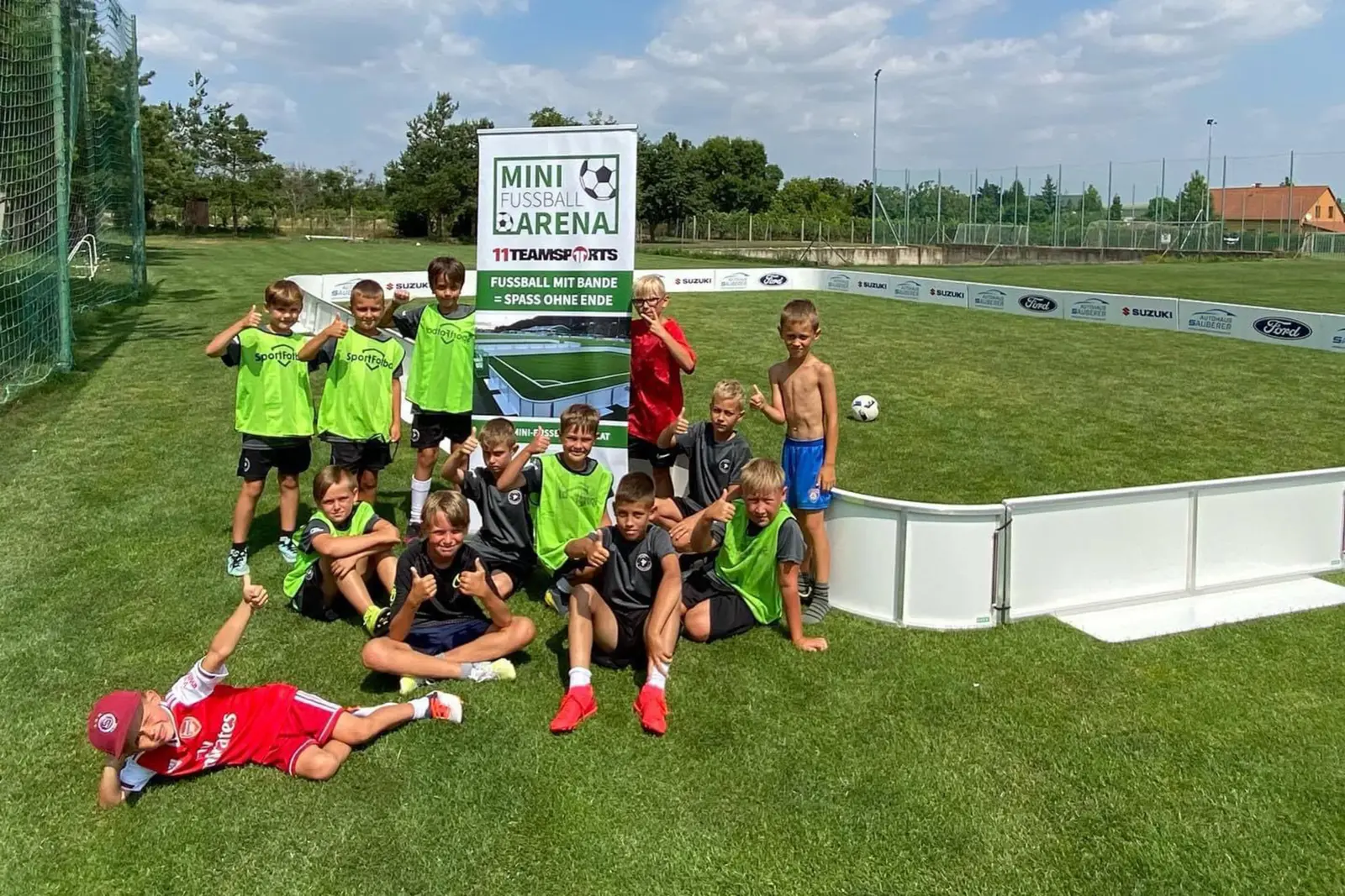 Junge Mannschaft auf dem Fussball-Court